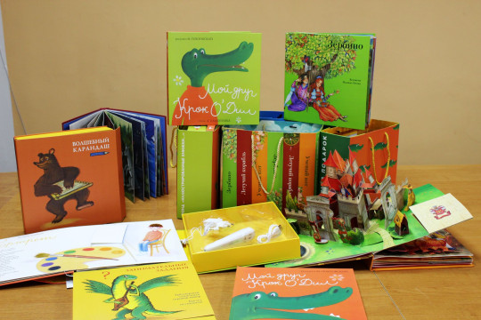Уникальные тактильные книги для детей получила специальная библиотека 